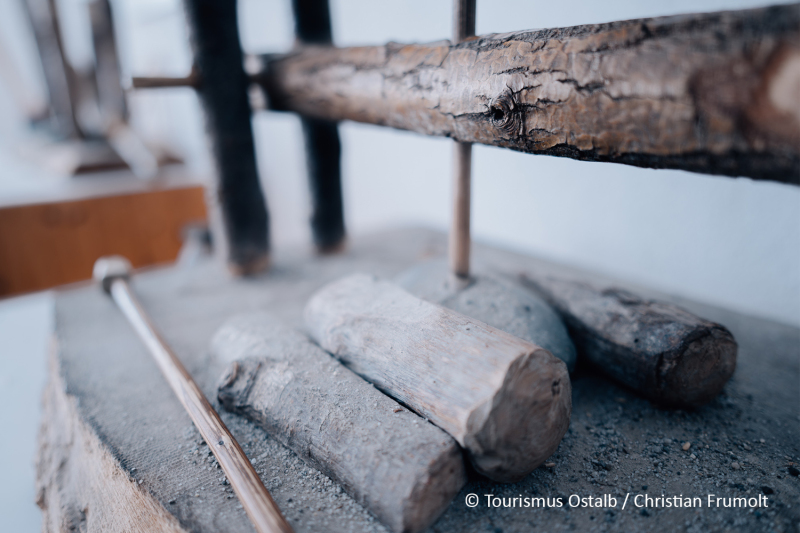 Holzexponate aus dem Goldbergmuseum