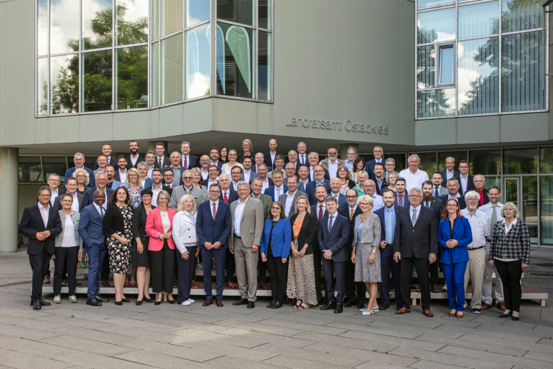 Gruppenbild des gewählten Kreistags des Ostalbkreises für die Legislaturperiode 2024-2029