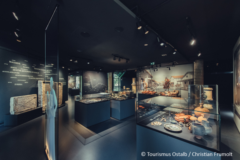 Innenansicht Limesmuseum Aalen mit verschiedenen Exponaten