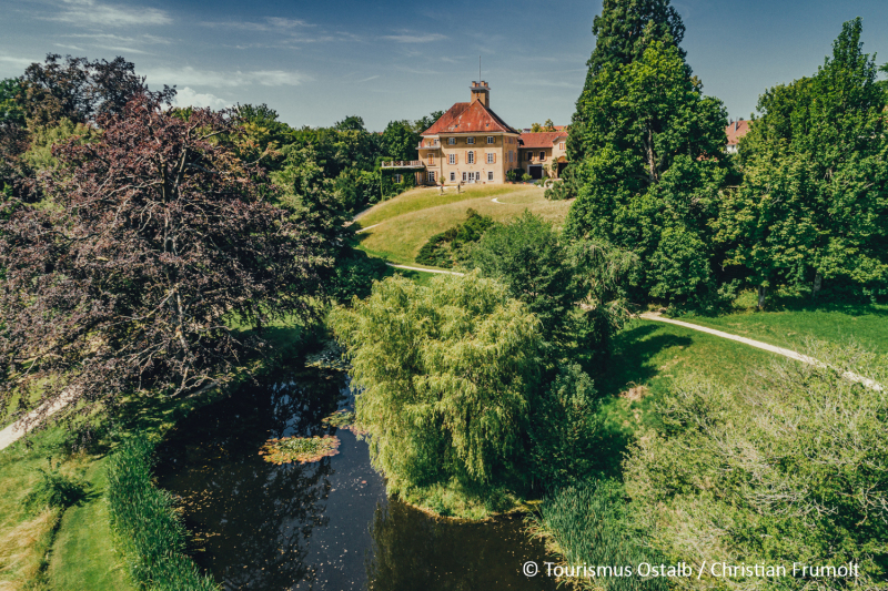 Parkanlage mit Wassergraben, im Hintergrund Schloss Fachsenfeld